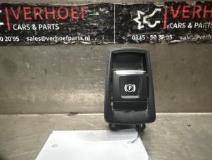 Gebruikte Handrem schakelaar BMW 2 serie Active Tourer (F45) 218i 1.5 TwinPower Turbo 12V Prijs op aanvraag aangeboden door Verhoef Cars & Parts