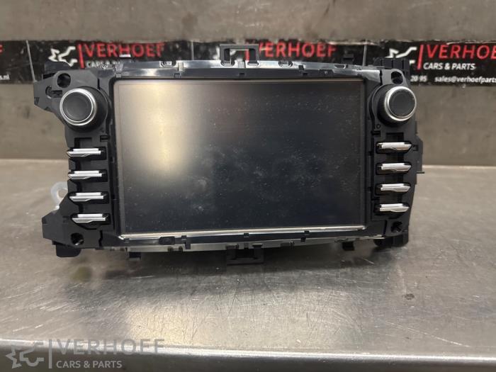 Gebruikte Display Multi Media regelunit Toyota Yaris III (P13) 1.5 16V Hybrid Prijs € 300,00 Margeregeling aangeboden door Verhoef Cars & Parts