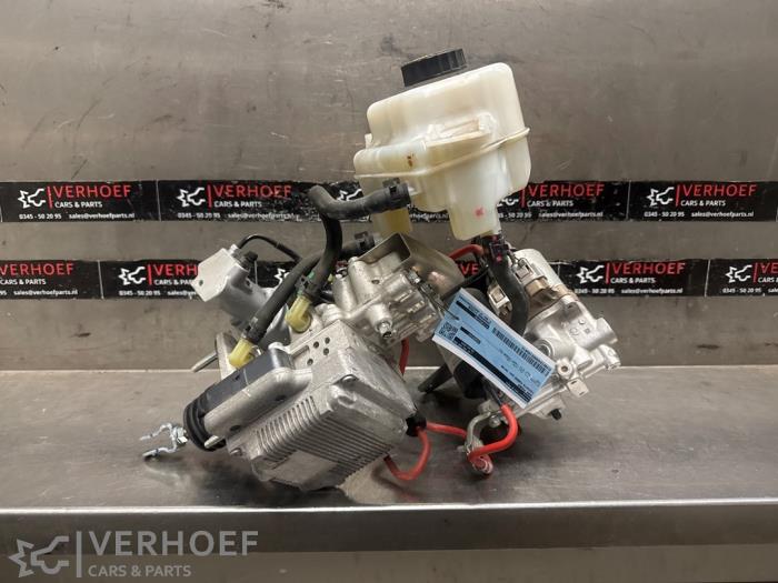 Gebruikte ABS Pomp Toyota Yaris III (P13) 1.5 16V Hybrid Prijs € 350,00 Margeregeling aangeboden door Verhoef Cars & Parts