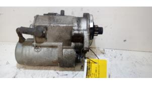 Gebruikte Startmotor Kia Carens II (FJ) 2.0 CRDI 16V Prijs € 30,00 Margeregeling aangeboden door Verhoef Cars & Parts