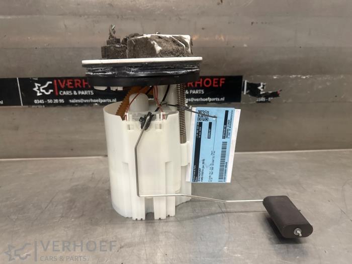 Gebruikte Benzinepomp Ford Fiesta 6 (JA8) 1.0 EcoBoost 12V 125 Prijs € 50,00 Margeregeling aangeboden door Verhoef Cars & Parts
