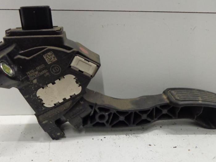 Gaspedaalpositie Sensor van een Toyota Avensis Wagon (T27) 2.2 16V D-4D-F 150 2009