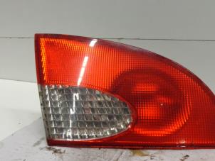 Gebruikte Achterlicht links Toyota Avensis (T22) 1.8 16V Prijs op aanvraag aangeboden door Verhoef Cars & Parts