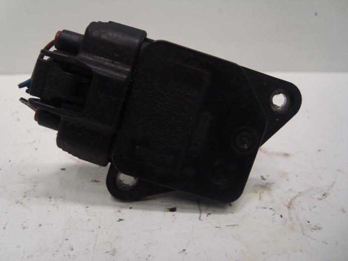 Luchthoeveelheidsmeter van een Toyota Avensis (T25/B1B) 2.0 16V VVT-i D4 2003