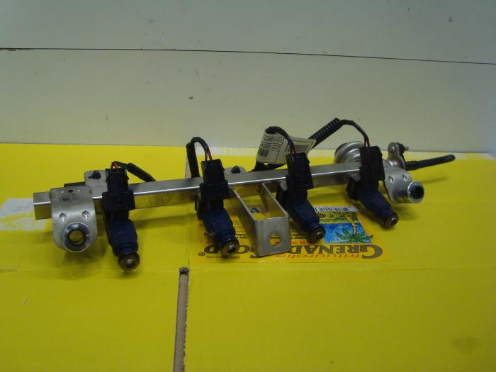 Injector (benzine injectie) van een Hyundai i10 (F5) 1.1i 12V 2011