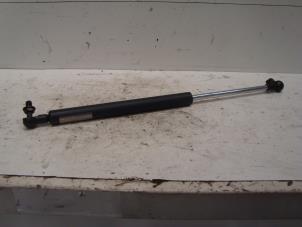 Gebruikte Gasdemper rechts-achter Honda CRX (EG/EH) 1.6 ESi 16V Prijs € 15,00 Margeregeling aangeboden door Verhoef Cars & Parts