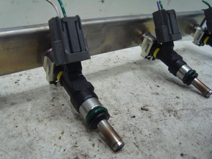 Injector (benzine injectie) van een Mitsubishi Outlander (GF/GG) 2.0 16V PHEV 4x4 2013