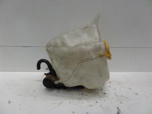 Gebruikte Ruitensproeiertank voor Subaru Forester (SF) 2.0 16V X Prijs € 30,00 Margeregeling aangeboden door Verhoef Cars & Parts