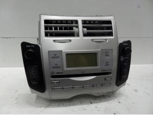 Gebruikte Radio CD Speler Toyota Yaris II (P9) 1.3 16V VVT-i Prijs € 50,00 Margeregeling aangeboden door Verhoef Cars & Parts