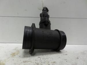 Gebruikte Luchthoeveelheidsmeter Kia Carens II (FJ) 1.6i 16V Prijs op aanvraag aangeboden door Verhoef Cars & Parts