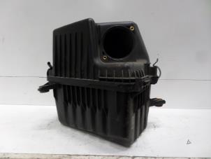 Gebruikte Luchtfilterhuis Hyundai Santa Fe II (CM) 2.2 CRDi 16V 4x4 Prijs € 40,00 Margeregeling aangeboden door Verhoef Cars & Parts