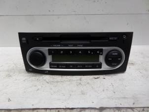 Gebruikte Radio CD Speler Mitsubishi Colt (Z2/Z3) 1.3 16V Prijs € 50,00 Margeregeling aangeboden door Verhoef Cars & Parts