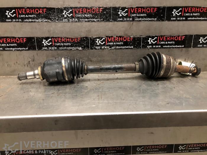 Gebruikte Aandrijfas links-voor Toyota Avensis (T22) 1.6 16V VVT-i Prijs op aanvraag aangeboden door Verhoef Cars & Parts