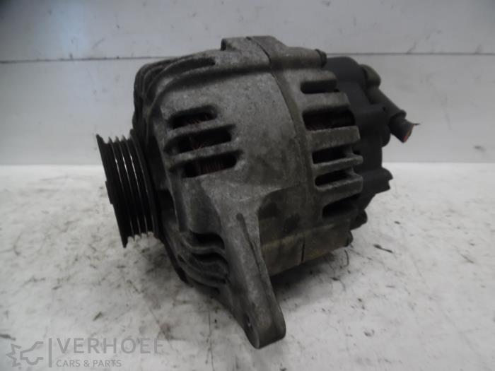 Gebruikte Dynamo Hyundai Santa Fe I 2.0 16V 4x2 Prijs € 50,00 Margeregeling aangeboden door Verhoef Cars & Parts