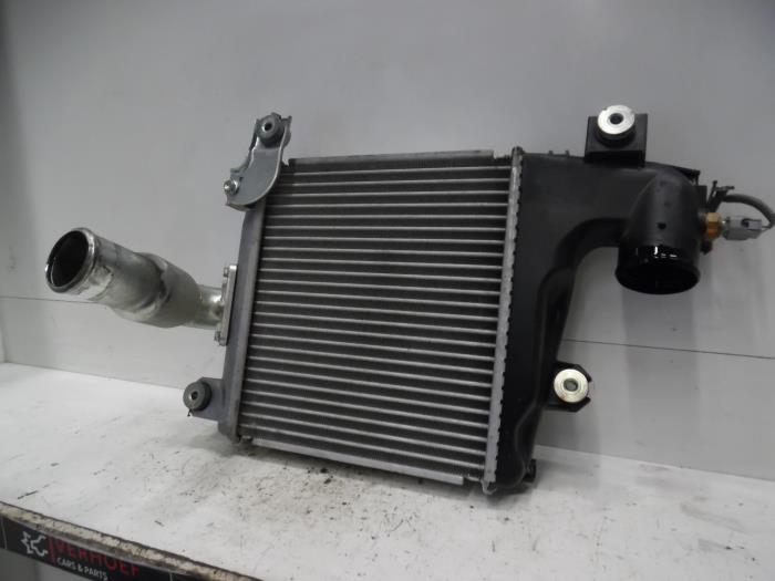 Intercooler van een Toyota Hilux IV 2.5 D4-D 16V 2013