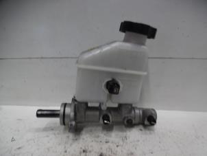 Gebruikte Hoofdremcilinder Kia Cee'd Sporty Wagon (EDF) 1.4 16V Prijs € 25,00 Margeregeling aangeboden door Verhoef Cars & Parts