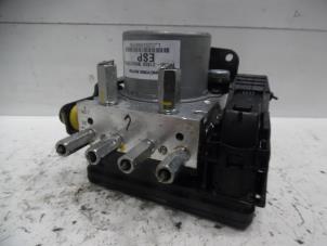 Gebruikte ABS Pomp Ssang Yong Rodius 2.2 SV 220 e-XDi 16V 2WD Prijs op aanvraag aangeboden door Verhoef Cars & Parts