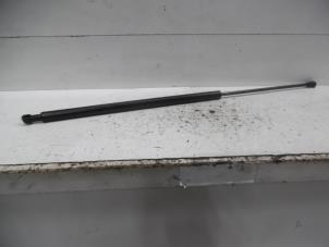 Gebruikte Kofferdekseldemper links-achter Suzuki Wagon R+ Prijs op aanvraag aangeboden door Verhoef Cars & Parts
