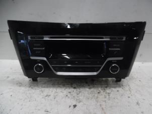 Gebruikte Radio CD Speler Nissan Qashqai (J11) 1.2 DIG-T 16V Prijs € 125,00 Margeregeling aangeboden door Verhoef Cars & Parts
