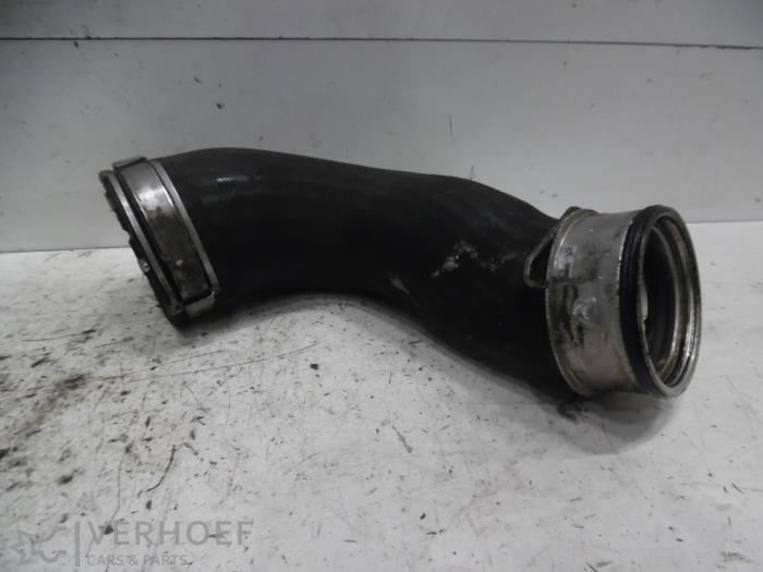 Gebruikte Intercooler Slang Volkswagen Transporter T5 2.5 TDi Prijs € 25,00 Margeregeling aangeboden door Verhoef Cars & Parts