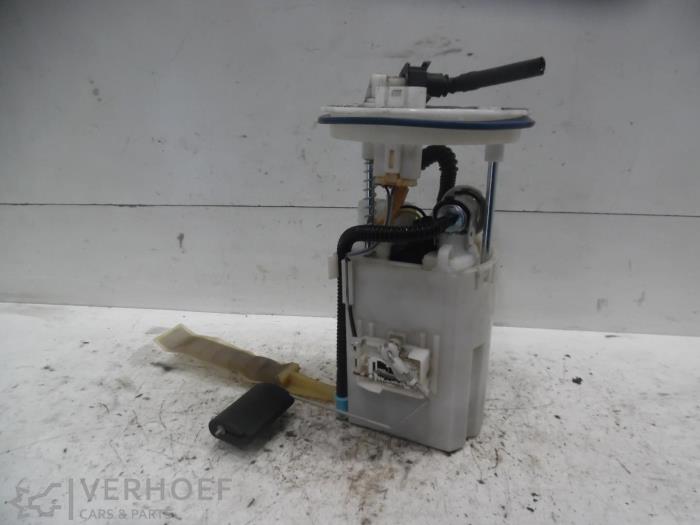 Gebruikte Benzinepomp Kia Carens III (FG) 2.0i CVVT 16V Prijs op aanvraag aangeboden door Verhoef Cars & Parts