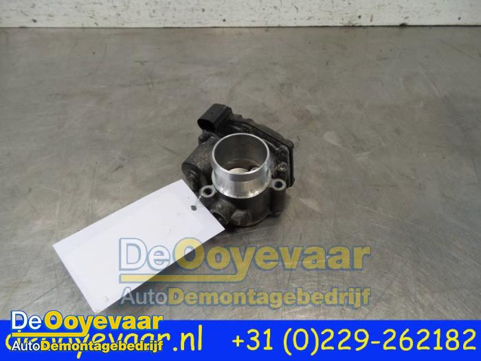 Gebruikte Gasklephuis Ford Focus 3 Wagon 1.0 Ti-VCT EcoBoost 12V 100 Prijs € 15,00 Margeregeling aangeboden door Autodemontagebedrijf De Ooyevaar