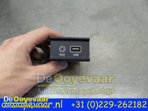 Gebruikte AUX/USB aansluiting Kia Niro I (DE) 1.6 GDI Hybrid Prijs € 29,98 Margeregeling aangeboden door Autodemontagebedrijf De Ooyevaar
