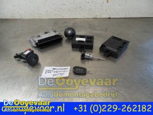 Gebruikte Kontaktslot + computer Renault Twingo III (AH) 1.0 SCe 70 12V Prijs € 75,00 Margeregeling aangeboden door Autodemontagebedrijf De Ooyevaar