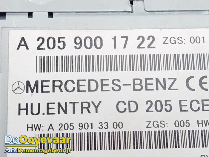 CD Speler van een Mercedes-Benz C (C205) C-220d 2.2 16V BlueTEC 2016