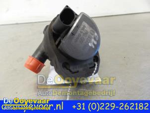Gebruikte Waterpomp Mercedes GLA (156.9) 2.2 200 CDI, d 16V Prijs € 25,00 Margeregeling aangeboden door Autodemontagebedrijf De Ooyevaar