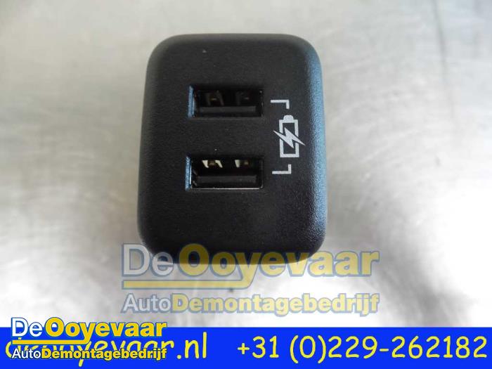 AUX/USB aansluiting van een Opel Ampera-e Ampera-e 2018