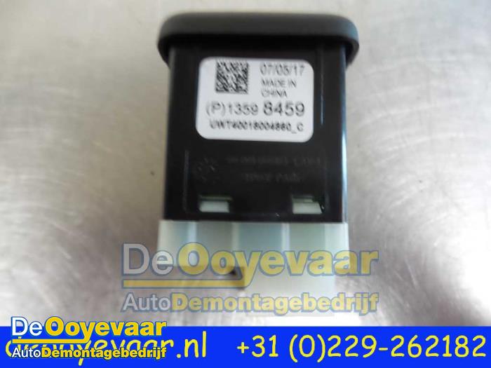 AUX/USB aansluiting van een Opel Ampera-e Ampera-e 2018