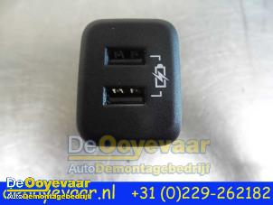 Gebruikte AUX/USB aansluiting Opel Ampera-e Ampera-e Prijs € 24,99 Margeregeling aangeboden door Autodemontagebedrijf De Ooyevaar