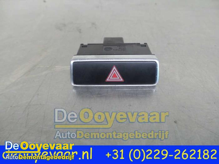 Alarmlicht Schakelaar van een Volkswagen Sharan (7N) 2.0 TDI 16V 2011
