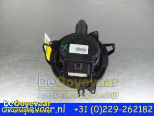 Gebruikte Aanjager Renault Captur (2R) 0.9 Energy TCE 12V Prijs € 9,99 Margeregeling aangeboden door Autodemontagebedrijf De Ooyevaar