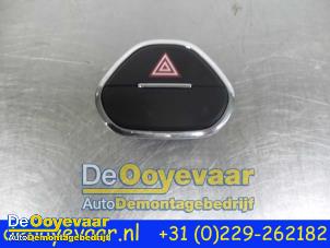 Gebruikte Schakelaar Paniekverlichting Opel Corsa E 1.4 16V Prijs € 9,99 Margeregeling aangeboden door Autodemontagebedrijf De Ooyevaar