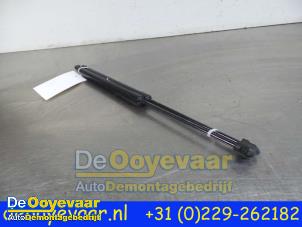 Gebruikte Set Gasdempers Achterklep Nissan Micra (K13) 1.2 12V Prijs € 9,99 Margeregeling aangeboden door Autodemontagebedrijf De Ooyevaar