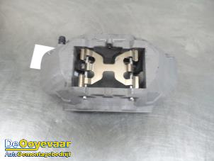 Gebruikte Remklauw (Tang) links-voor Mercedes E (W213) E-350d 3.0 V6 24V Prijs € 49,99 Margeregeling aangeboden door Autodemontagebedrijf De Ooyevaar