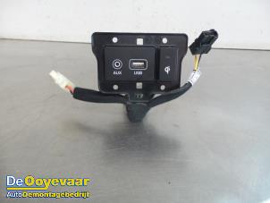 Gebruikte AUX/USB aansluiting Hyundai Kona (OS) 1.0 T-GDI 12V Prijs € 49,99 Margeregeling aangeboden door Autodemontagebedrijf De Ooyevaar