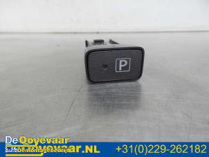 Gebruikte Schakelaar handrem Toyota Prius (ZVW3) 1.8 16V Prijs € 14,99 Margeregeling aangeboden door Autodemontagebedrijf De Ooyevaar