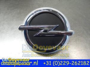 Gebruikte Achterklep Handgreep Opel Karl 1.0 12V Prijs € 39,99 Margeregeling aangeboden door Autodemontagebedrijf De Ooyevaar