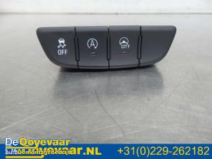 Gebruikte ESP Schakelaar Opel Karl 1.0 12V Prijs € 24,99 Margeregeling aangeboden door Autodemontagebedrijf De Ooyevaar