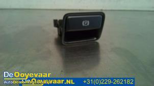 Gebruikte Schakelaar handrem Mercedes GLE Coupe (C292) 350d 3.0 V6 24V BlueTEC 4-Matic Prijs € 5,00 Margeregeling aangeboden door Autodemontagebedrijf De Ooyevaar