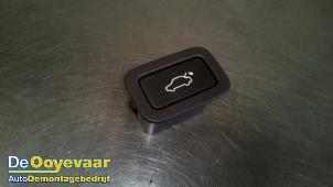 Gebruikte Schakelaar achterklep Jaguar XJ (X351) 3.0 D V6 24V Prijs € 9,99 Margeregeling aangeboden door Autodemontagebedrijf De Ooyevaar
