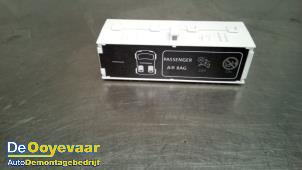 Gebruikte Airbag controle lampje Renault Twingo III (AH) 1.0 SCe 70 12V Prijs € 14,99 Margeregeling aangeboden door Autodemontagebedrijf De Ooyevaar