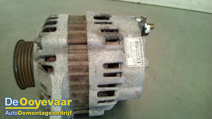 Dynamo van een Mitsubishi Lancer Wagon (CS/CT) 1.6 16V 2004