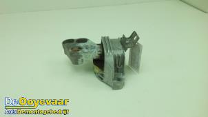 Gebruikte Versnellingsbak Steun Infiniti Q30 (H15) 1.5d Prijs € 74,99 Margeregeling aangeboden door Autodemontagebedrijf De Ooyevaar