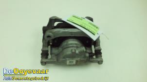 Gebruikte Remklauw (Tang) links-voor Infiniti Q30 (H15) 1.5d Prijs € 49,99 Margeregeling aangeboden door Autodemontagebedrijf De Ooyevaar