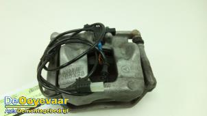 Gebruikte Remklauw (Tang) rechts-voor Infiniti Q30 (H15) 1.5d Prijs € 49,99 Margeregeling aangeboden door Autodemontagebedrijf De Ooyevaar