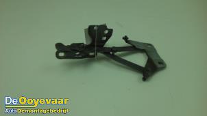 Gebruikte Motorkap Scharnier Mercedes GLE (W166) 43 AMG 3.0 V6 24V Turbo 4-Matic Prijs € 19,99 Margeregeling aangeboden door Autodemontagebedrijf De Ooyevaar